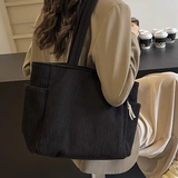 Tilda – Bolsa de hombro acanalada con detalle de cordón