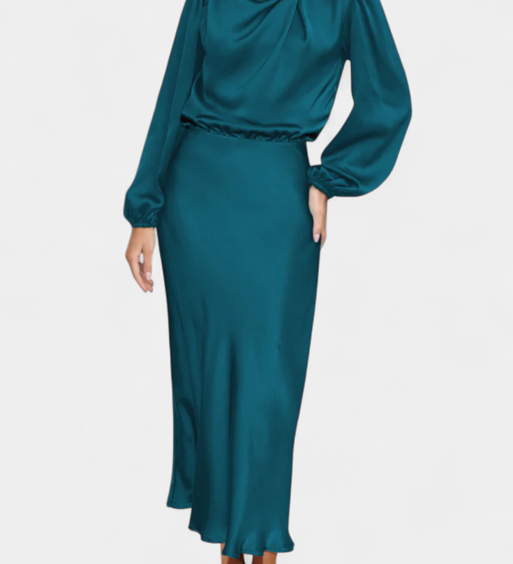 Cecila Vestido Maxi con Cuello Alto y Detalle Floral
